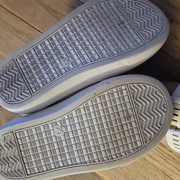 Kids White Sz 9.5 Velcro Sneakers - Picture 3 of 5